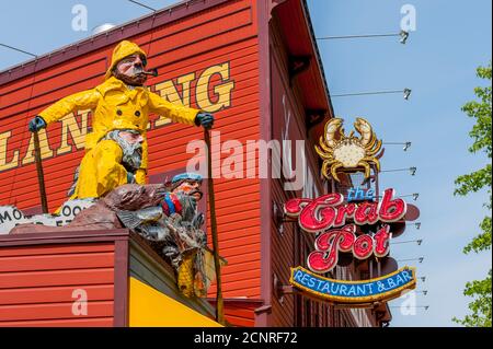 Statue e cartelli al neon al Crab Pot Restaurant and Bar sul lungomare di Seattle, Washington state, USA. Foto Stock