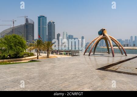 Sharjah Corniche o Promenade presso l'Acquario di Sharjah in una giornata di sole cielo blu che guarda allo skyline vicino Dubai negli Emirati Arabi Uniti. Foto Stock