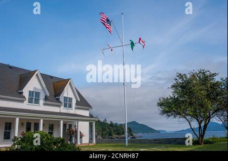 Una casa con un palo della bandiera a Eastsound sull'isola di Orcas nelle isole di San Juan nello Stato di Washington, Stati Uniti. Foto Stock