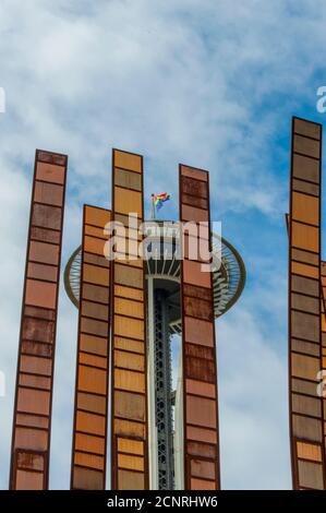 La scultura Grass Blades dell'artista John Fleming con lo Space Needle al Seattle Center di Seattle, Washington state, USA. Foto Stock