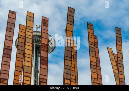 La scultura Grass Blades dell'artista John Fleming con lo Space Needle al Seattle Center di Seattle, Washington state, USA. Foto Stock