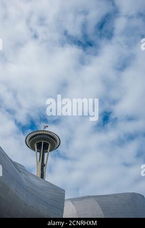 Vista dello Space Needle e del Museum of Pop Culture presso il Seattle Center di Seattle, Washington state, USA. Foto Stock