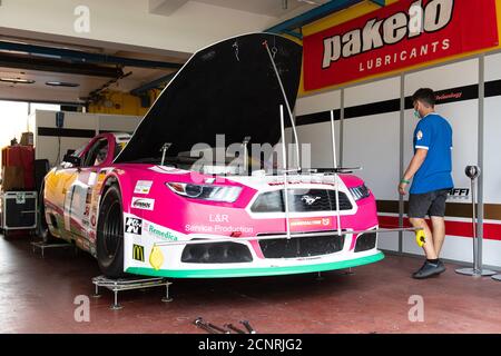 Vallelunga, Roma, 11 settembre 2020. Festa americana di Roma - campionato europeo di Nascar. Meccanici al lavoro in box su Ford Mustang auto Foto Stock