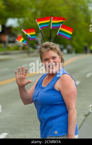 Una donna con bandiere arcobaleno nei capelli durante la sfilata di Seattle Gay Pride vicino al Seattle Center a Seattle, Washington state, USA. Foto Stock