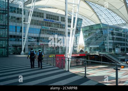 Pandemia di Corona, aeroporto di Monaco, pattuglia di polizia di fronte a Municon, MAC Munich Airport Center, deserta. Foto Stock