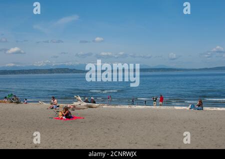 Persone sulla spiaggia di Alki Beach a West Seattle, Washington state, USA. Foto Stock