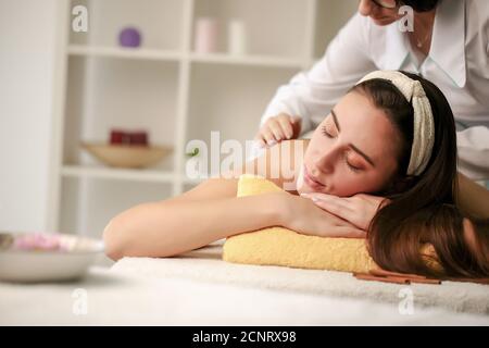 Massaggio e cura del corpo. Massaggio corpo Spa. Donna che ha un massaggio nella spa. Foto Stock