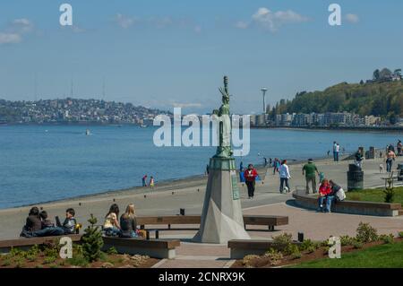 Una replica della Statua della libertà con lo Space Needle sullo sfondo sulla spiaggia di Alki Beach a West Seattle, Washington state, USA. Foto Stock