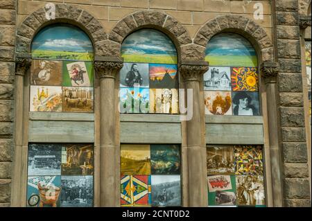 Foto storiche in finestre di una casa su Main Street a Walla Walla, Walla Walla County nel Palouse, Stato di Washington orientale, Stati Uniti. Foto Stock