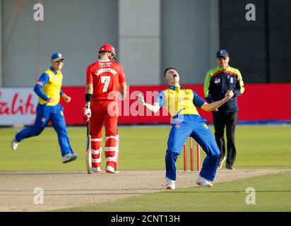 Manchester, Regno Unito. 18 settembre 2020. ; Emirates Old Trafford, Manchester, Lancashire, Inghilterra; Vitality Blast T20 Cricket, Lancashire Lightning contro Durham; Joy for Matty Potts of Durham dopo che egli intrappola lo skipper del Lancashire Dane Vilas lbw nella seconda volta per ridurre il Lancashire a 9-3 Foto Stock