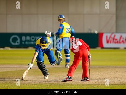 Manchester, Regno Unito. 18 settembre 2020. ; Emirates Old Trafford, Manchester, Lancashire, Inghilterra; Vitality Blast T20 Cricket, Lancashire Lightning contro Durham; Alex Lees di Durham fa appena la sua terra come George Lavelle di Lancashire rimuove le vele Foto Stock