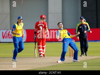 Manchester, Regno Unito. 18 settembre 2020. ; Emirates Old Trafford, Manchester, Lancashire, Inghilterra; Vitality Blast T20 Cricket, Lancashire Lightning contro Durham; Joy for Matty Potts of Durham dopo che egli intrappola lo skipper del Lancashire Dane Vilas lbw nella seconda volta per ridurre il Lancashire a 9-3 Foto Stock