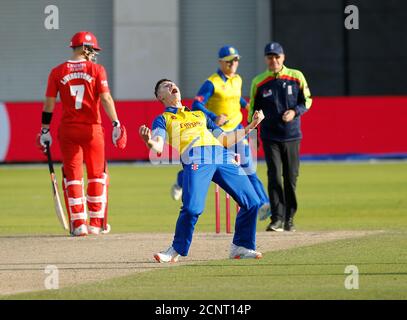 Manchester, Regno Unito. 18 settembre 2020. ; Emirates Old Trafford, Manchester, Lancashire, Inghilterra; Vitality Blast T20 Cricket, Lancashire Lightning contro Durham; Joy for Matty Potts of Durham dopo che egli intrappola lo skipper del Lancashire Dane Vilas lbw nella seconda volta per ridurre il Lancashire a 9-3 Foto Stock