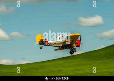 Un aereo di raccolta della polvere sta volando sopra un campo di grano nel paese di Palouse vicino Mosca, Idaho, Stati Uniti. Foto Stock