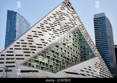 NEW YORK, NY - SETTEMBRE 16 2020: L'architettura unica del GRANDE Tetrahedron Building o VIA 57 West in Hell's Kitchen, Manhattan, New York City. Foto Stock