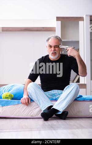 Uomo anziano in modalità depressione a casa Foto Stock