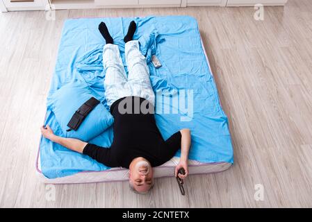 Uomo anziano in modalità depressione a casa Foto Stock