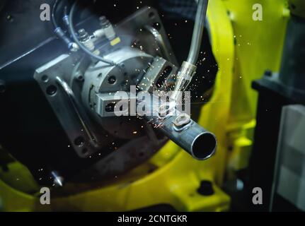 Primo piano macchina CNC saldatura e scintilla la parte metallurgica Foto Stock