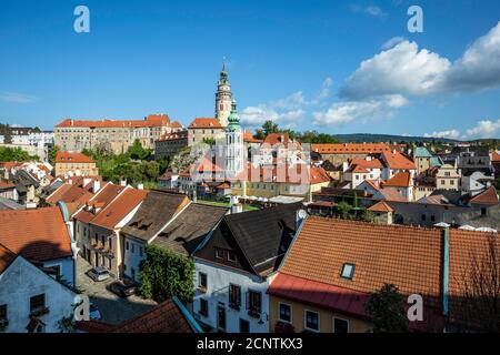 Il Castello di Krumlov (dotate di Round Tower), San Jost chiesa (torre quadrata) e case, Cesky Krumlov, Repubblica Ceca Foto Stock