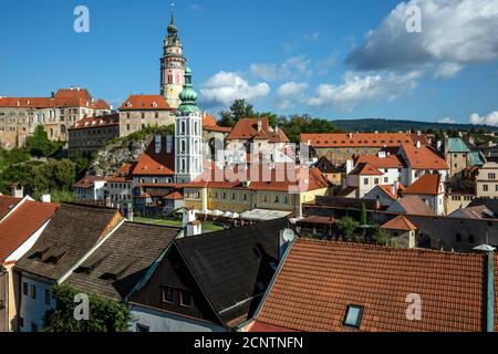 Il Castello di Krumlov (dotate di Round Tower), San Jost chiesa (torre quadrata) e case, Cesky Krumlov, Repubblica Ceca Foto Stock