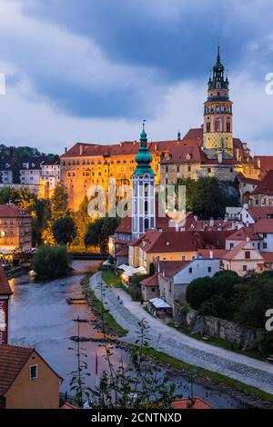 Il Castello di Krumlov (dotate di Round Tower), case e Moldava (Moldau) River, Cesky Krumlov, Repubblica Ceca Foto Stock