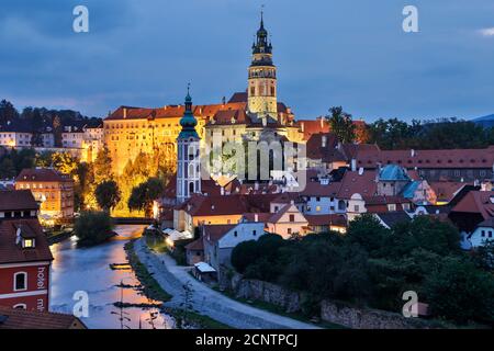 Il Castello di Krumlov (dotate di Round Tower), case e Moldava (Moldau) River, Cesky Krumlov, Repubblica Ceca Foto Stock