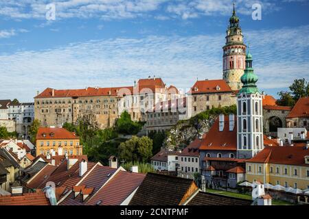 Il Castello di Krumlov (dotate di Round Tower), San Jost chiesa (torre campanaria sotto) e case, Cesky Krumlov, Repubblica Ceca Foto Stock