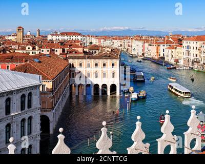 Terrazza sul tetto, vista profonda, Canal Grande, Aqua alta, alluvione, mercato del pesce, soleggiata, mattina Foto Stock