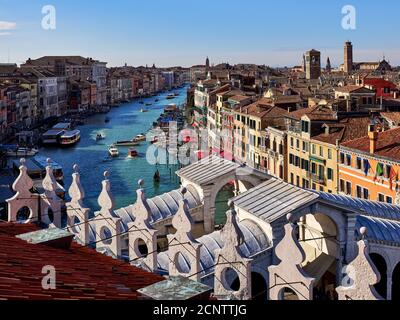 Terrazza sul tetto, vista profonda, Canal Grande, Aqua alta, alluvione, mercato del pesce, soleggiata, mattina Foto Stock