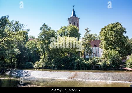 La chiesa presso il fiume nel parco Foto Stock