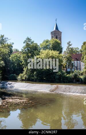 La chiesa presso il fiume nel parco Foto Stock