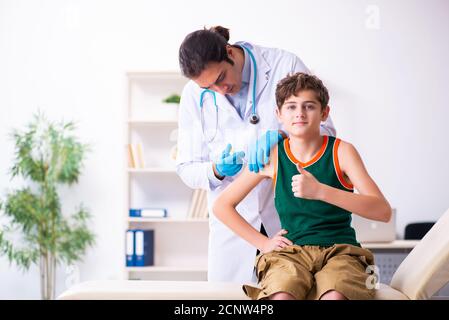 Ragazzo malato che visita il pediatra del medico giovane Foto Stock