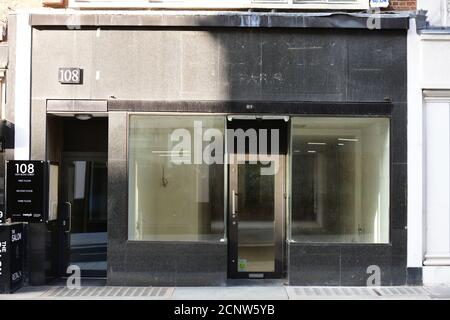 18 settembre 2020. Londra, Regno Unito. I locali vuoti del negozio al 108 di New Bond Street durante la pandemia di Coronavirus. Nel 2019 New Bond Street è stata identificata come la strada commerciale più costosa d'Europa per i rivenditori al dettaglio per affittare spazio di negozio, e la terza più costosa a livello globale. Foto Stock