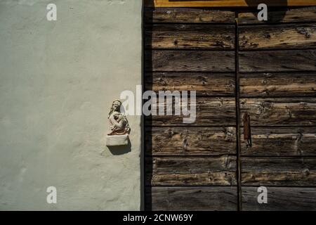 Madonna, porta in legno, agriturismo, Fossombrone, Marche, Italia, Foto Stock