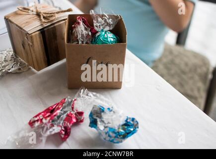 Tartufi di cioccolato in scatola come favori di festa in occasione di un matrimonio Foto Stock