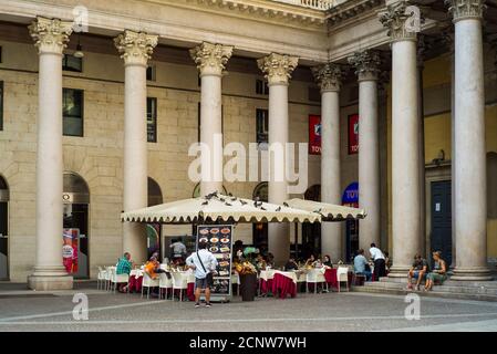 Milano, Lombardia, Italia, caffè di fronte alla Basilica di San Carlo al corso Foto Stock