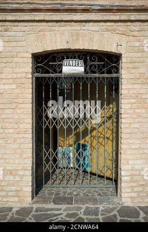 Ponte degli alberi, negozio chiuso, in vendita, marchi, estate Foto Stock