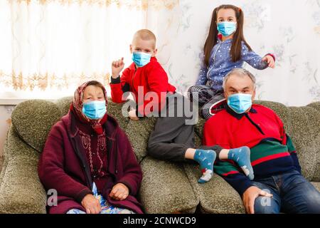 Famiglia moderna in quarantena preventiva a causa della pandemia globale Foto Stock