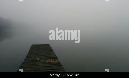 Mattina nebbia sul lago Wanamaker Foto Stock