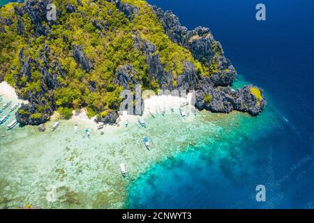 Isola di Shimizu, El Nido, Palawan, Filippine. Splendida vista aerea dell'isola tropicale, della spiaggia sabbiosa, della barriera corallina e delle scogliere calcaree. Foto Stock
