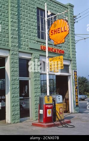 Shell benzina Station, Delaware Street, Walton, New York, USA, John Margolies Roadside America Fotografia Archivio, 1976 Foto Stock