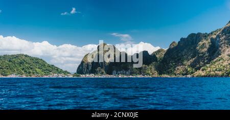 El Nido villaggio e montagna dalla distanza oceano. Bellissimo scenario di vacanza. Palawan, Filippine. Foto Stock