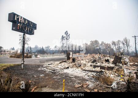 PHOENIX, ORE - 18 SETTEMBRE 2020: Una vista generale dei danni al Phoenix Motel tra le conseguenze del fuoco di Almeda. La città di Phoenix, Oregon, che mostra le case bruciate, le automobili e le macerie lasciate dietro. A Phoenix, circa 20 miglia a nord del confine con la California, le case sono state nolte senza riconoscimento. Secondo il National Interagency Fire Center, negli Stati Uniti occidentali sono in fiamme almeno 87 incendi. Hanno tormeggiato più di 4.7 milioni di acri -- più di sei volte l'area di Rhode Island. Credito: Chris Tuite/imageSPACE Foto Stock