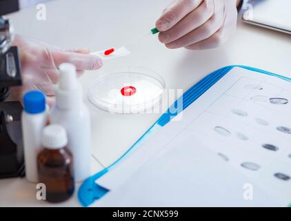 Il laboratorio di sintesi dei farmaci sperimenta con pillole Foto Stock