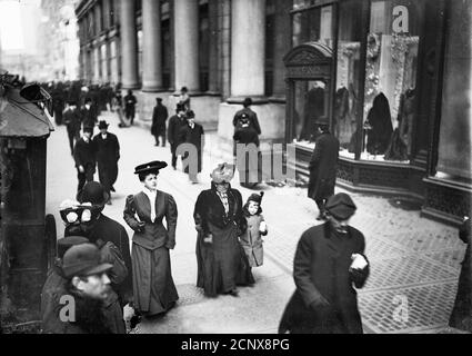 Gli amanti dello shopping natalizio si trovano di fronte ai grandi magazzini Marshall Field su state Street, Chicago, Illinois Foto Stock