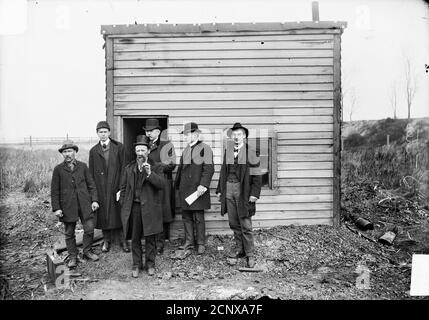 Il capitano George W. Streeter e cinque uomini non identificati che si trovano di fronte a una baracca di legno, Chicago, Illinois Foto Stock