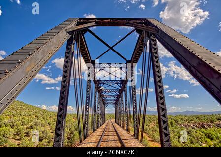 Primo piano di un vecchio ponte ferroviario a traliccio che attraversa Bear Canyon vicino a Perkinsville, Arizona, nella Prescott National Forest. Foto Stock