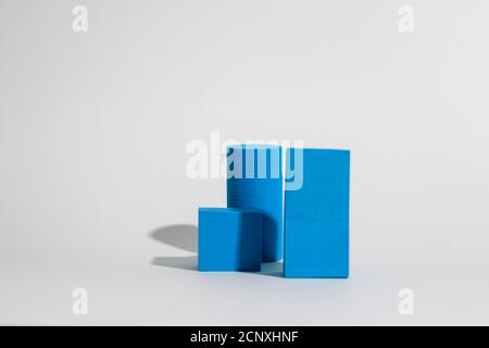 Pila di blocchi blu. Figure geometriche ancora vita composizione. Figure di solidi platonici, fotografia concettuale di semplicità. Rettangoli blu e. Foto Stock
