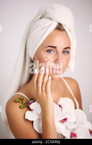 Giovane donna in un accappatoio, porta la bellezza nel bagno Foto Stock