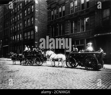 Motori antincendio trainati da cavalli fuori della Engine House No. 40, Chicago, Illinois, circa 1905. Foto Stock